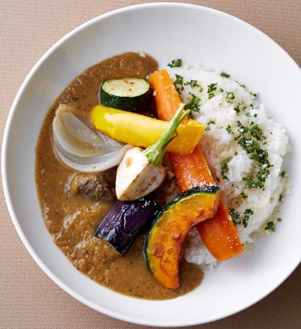 「ゴロゴロ野菜をのせたキハチの牛肉カレー」(1800円)。夏野菜をメインに、彩り豊かな野菜がたっぷり。ヘルシーだがボリューム満点な一品