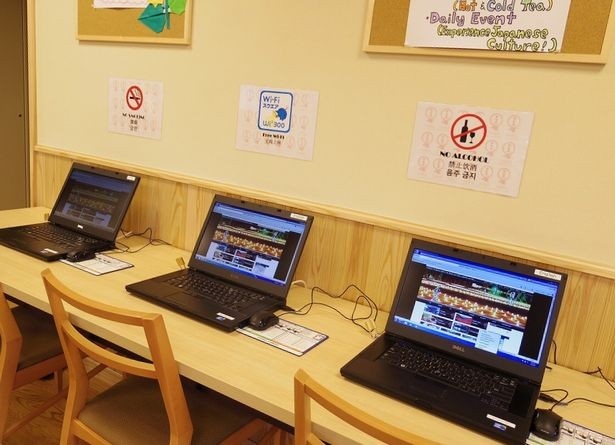 無料でインターネットができるPCを3台設置。プリントアウトも可能。
