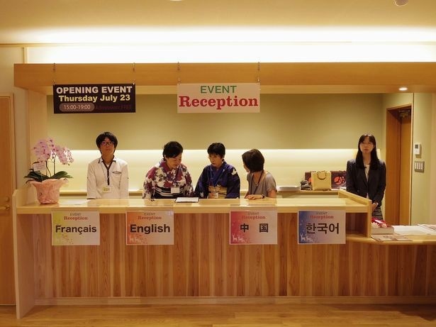 ウォーキングツアーの参加受付やおもてなしバスの受付などを行うツアーやイベントの申込受付カウンター
