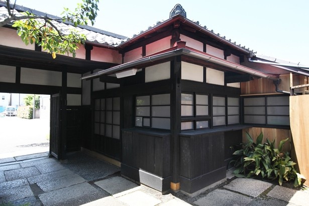 長屋門をくぐった左側にある昔の受け付け。診察の順番札が配られたという