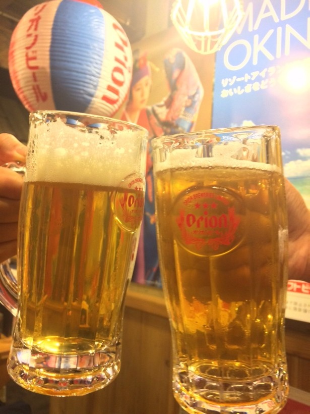 【写真を見る】爽快なオリオン生ビールが500円で飲める