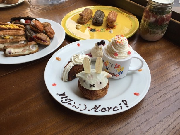【写真を見る】シュークリーム、プリン、ガトーショコラを味わえる「ミッフィースぺシャルスイーツプレート」(2,333円)