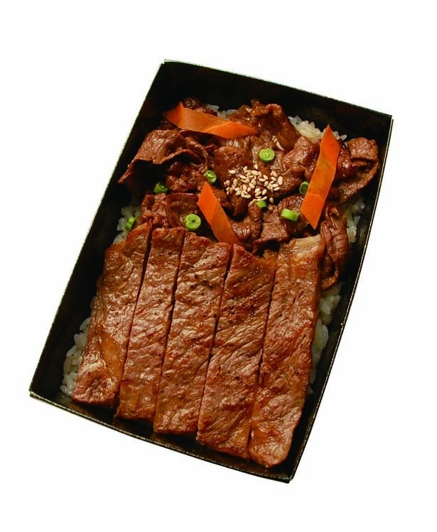 大丸札幌店初登場となる滋賀県の松喜屋は「ぜいたく重」(2160円)を提供。近江牛の名を全国に広めた名店の豪華弁当