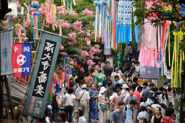 【写真を見る】出店でにぎわう門前