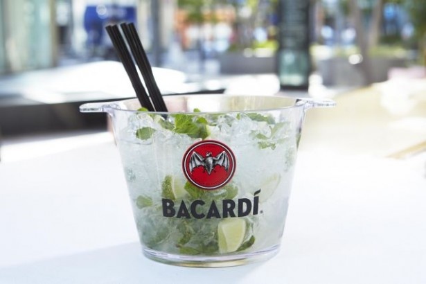 屋外カフェ「BACARDI MIDPARK CAFE」では夏を盛り上げる「メガモヒート」(3500円)が登場