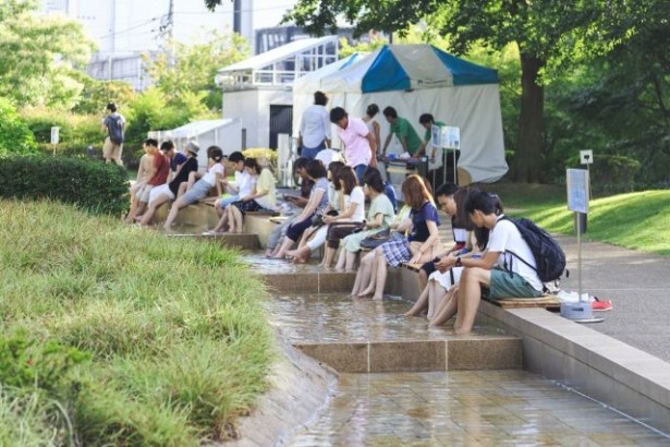 都心で裸足になって夕涼みを体感できる「ASHIMIZU」