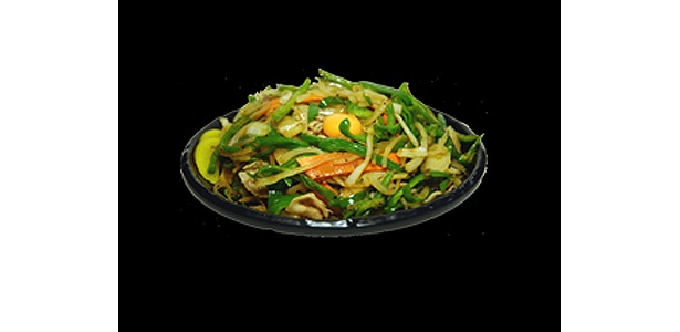 野菜のボリュームは抜群！豚肉と、細切りピーマン・玉ねぎ等野菜を特製醤油で炒め、生玉子を載せた栄養満点のどんぶり「肉ピーマン玉子丼」