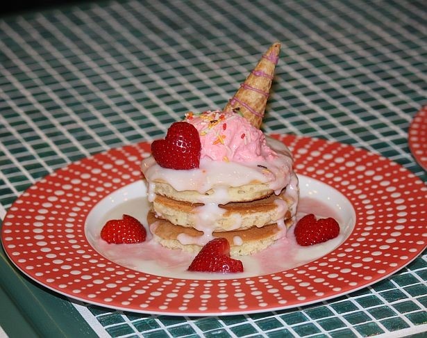 【写真を見る】かわいさ満点！「メルティ・パンケーキ(ピンクスウィーツハーツ)」(1500円)