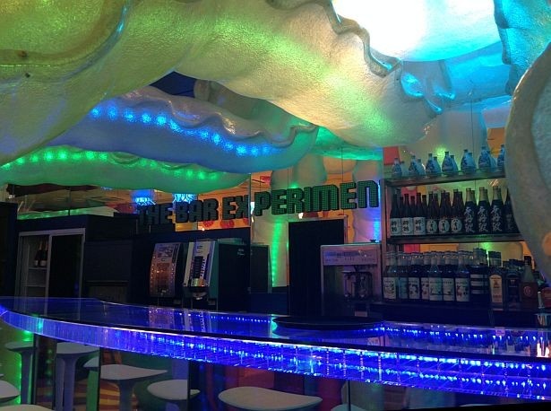 店舗には4つのゾーンが。こちらは巨大クラゲのバー「BAR Experiment」