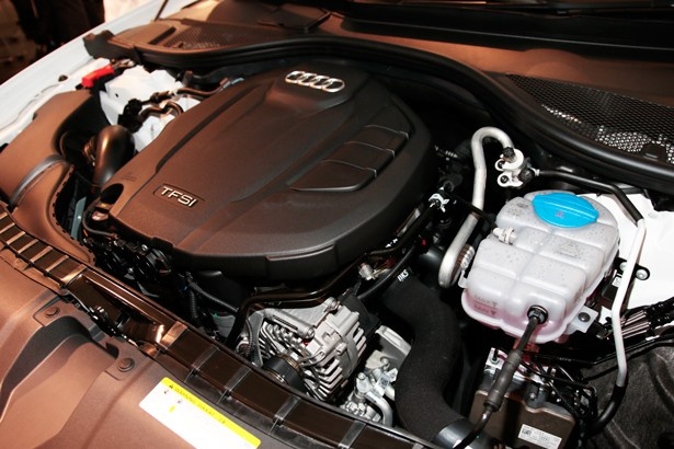【写真を見る】252馬力を発生する新開発の2L直列4気筒DOHCインタークーラー付きターボエンジン。