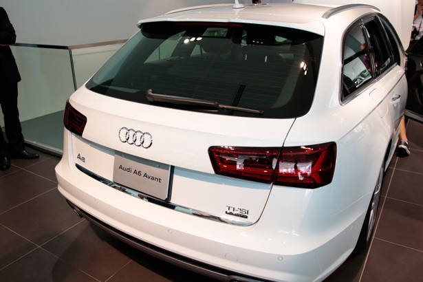 ステーションワゴンタイプの「Audi A6 Avant」(666万円～)のリア。テールライトもLEDだ