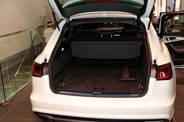 「Audi A6 Avanti」のラゲッジスペースは565リットル。リアシートを倒すと1680リットルまで拡張する
