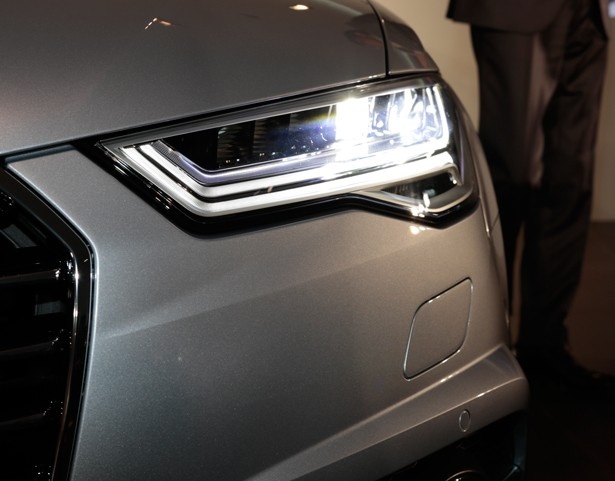 世界で初めて量産車にLEDを採用したアウディ。「Audi　A6」では対向車や車間距離によって明るさを調整する「マトリクスLEDヘッドライト」を搭載する