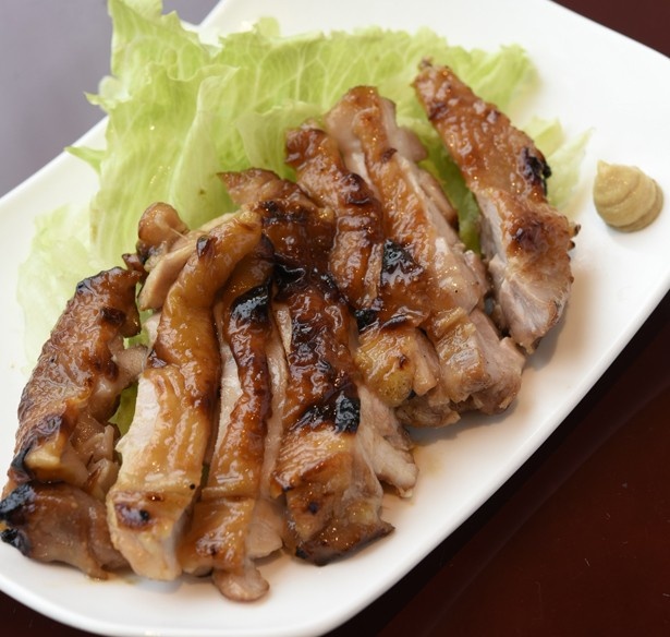 1日限定10食の、ひつまぶし名古屋備長「鳥もも肉のはちみつ味噌焼き」(864円)。田舎味噌と銀座はちみつを塗り、こんがりと炭火で焼いた一品