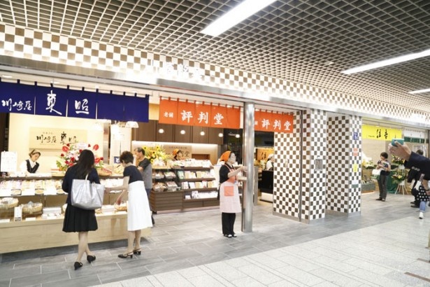 「川崎屋 東照」「川崎大師 山門前 住吉」「堂本」など、ジモト川崎の老舗銘菓も並ぶ
