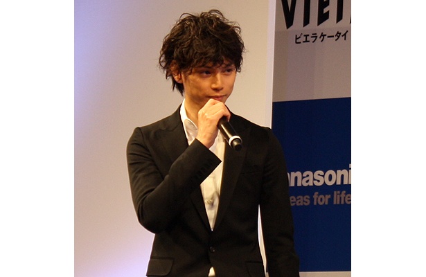 「今は黒色の携帯電話を使っています」と水嶋さん