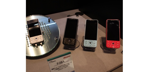 8Mスイングスライドの「P-08A」（docomo）も夏の新作