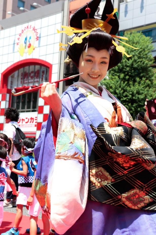 【写真を見る】猛暑のなか、きらびやかな和装に身を包み笑顔を振りまいたSKE48の石田安奈
