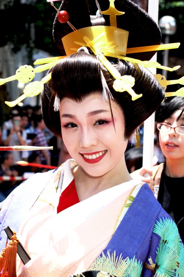 SKE48の2期生・石田安奈は花魁の衣装を身にまといパレード