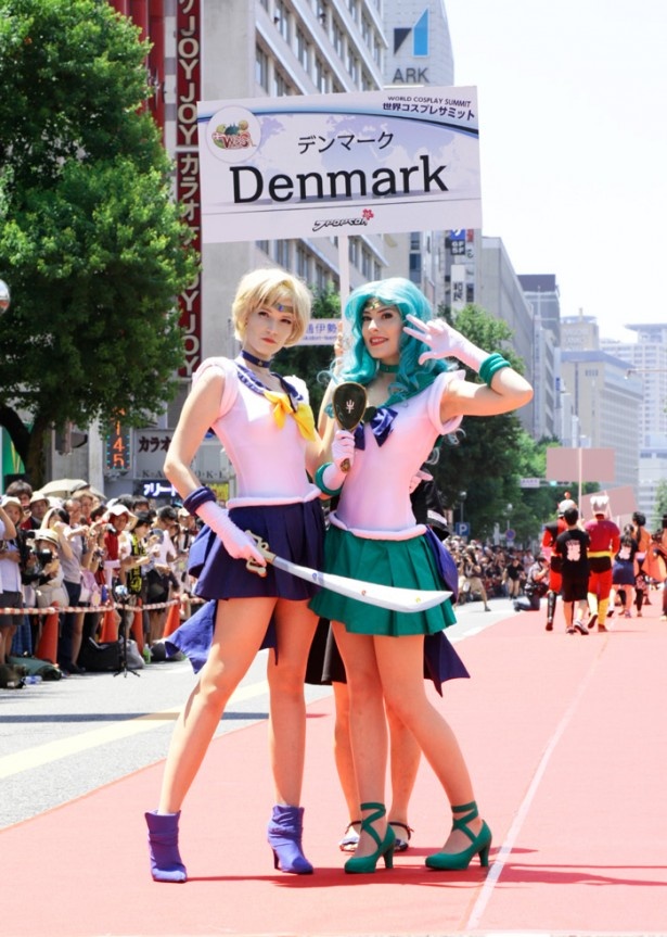 「美少女戦士セーラームーン」の衣装に身を包んだ、デンマーク代表のコスプレイヤー