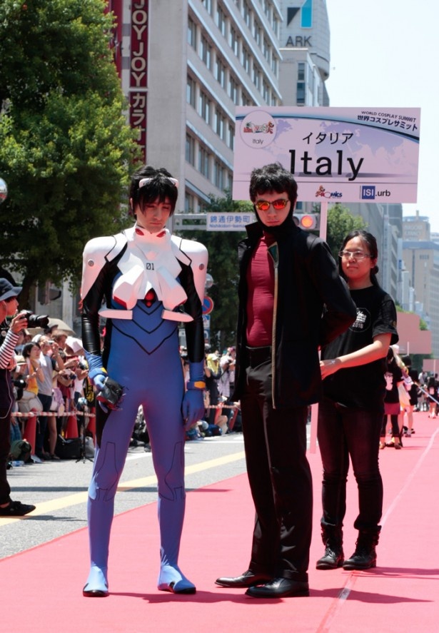 「新世紀エヴァンゲリオン」の衣装に身を包んだ、イタリア代表のコスプレイヤー
