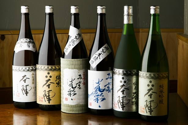 【写真を見る】潜龍酒造の酒をはじめ、さまざまな酒が揃う