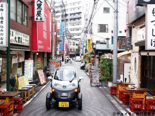 「日産ニューモビリティコンセプト」で走れるカーシェアリングの「チョイモビヨコハマ」。これなら、横浜中華街の狭い道もなんのその。環境に優しく、音も静か
