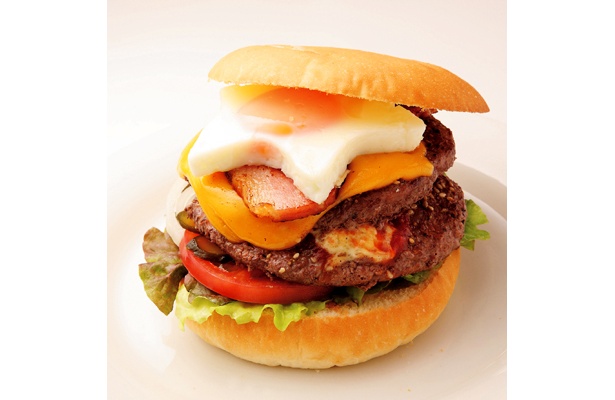 超ビッグな高槻名物。大阪の「高槻バーガー」（1500円）