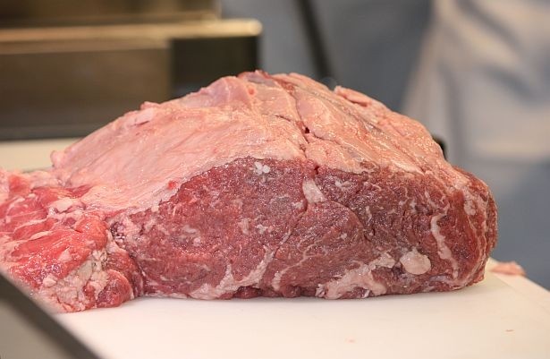 【写真を見る】いきなり！ステーキ店内に鎮座する肉塊