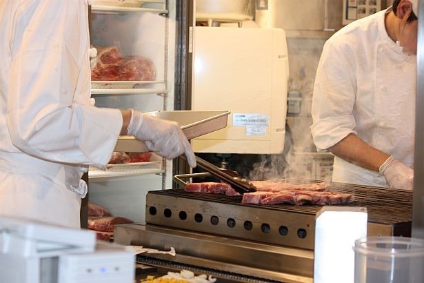 分厚い肉を炭火焼き！