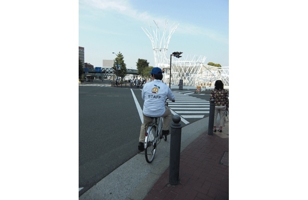 自転車で移動中のスタッフ。お疲れ様です