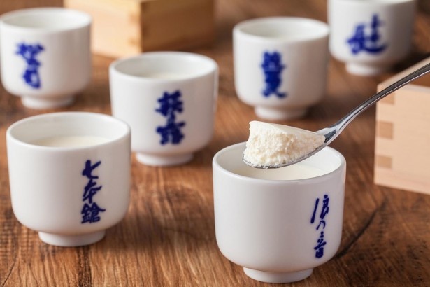 人気の工房しゅしゅの｢湖の国生チーズケーキ｣はぐい飲みに入っていて見た目もお酒のよう