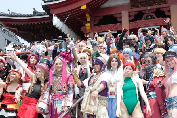 【写真を見る】大須のシンボルである、大須観音に集結し笑顔を振りまく各国代表のコスプレイヤーたち