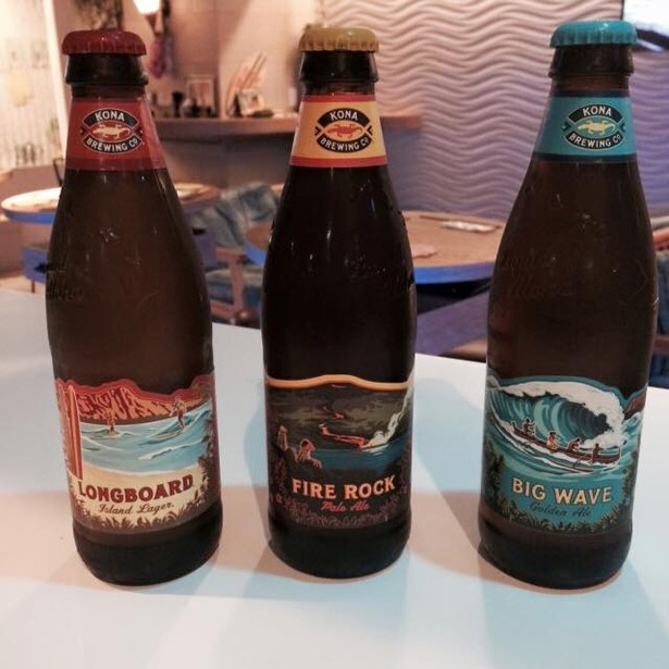 ガーリックシュリンプと相性バッチリの「ハワイアンコナビール」(1,058円)