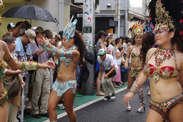 【写真を見る】間近で見るサンバパレードは圧巻