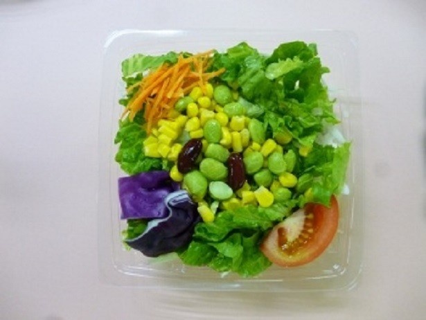 1日あたりの野菜摂取目安量の約半分が摂れる｢1/2日分の野菜サラダ｣(285円)。キャベツ、トマト、紫キャベツ、コーン枝豆ミックスなど(ドレッシング別売)