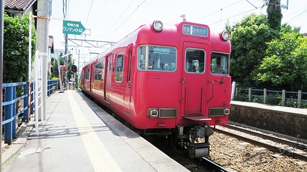 【写真を見る】“赤い電車”こと名古屋鉄道蒲郡線。蒲郡地区の地元応援団たちが、路線の利用促進と地域の活性化のために行うイベントだ