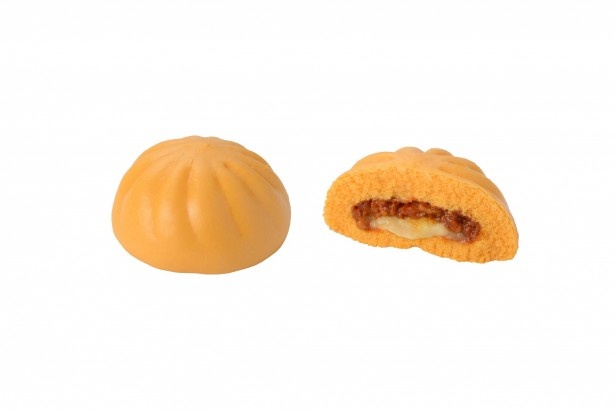 【写真を見る】イタリア産トマト使用のピザソースがおいしい｢完熟トマトのソースとのびーるチーズのピザまん｣(120円)。風味の強いチーズをプラス