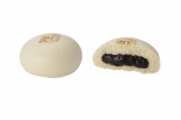 ｢北海道十勝産小豆のなめらかこしあんまん(ごまあん)｣(120円)。粗挽きのゴマペーストを使用し、風味がアップ ※北海道、東北地方、関東地方、東海地方のみ発売