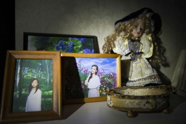 美しかった頃の喬子の写真や、彼女の物と思われる机や雑貨が残されている部屋。細部までこだわった不気味さに、じっくり見入ってしまう