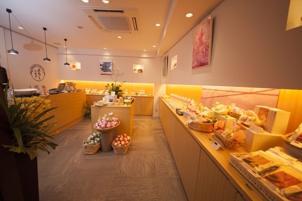 【写真を見る】落ち着いた店内でコスメをじっくり選べる