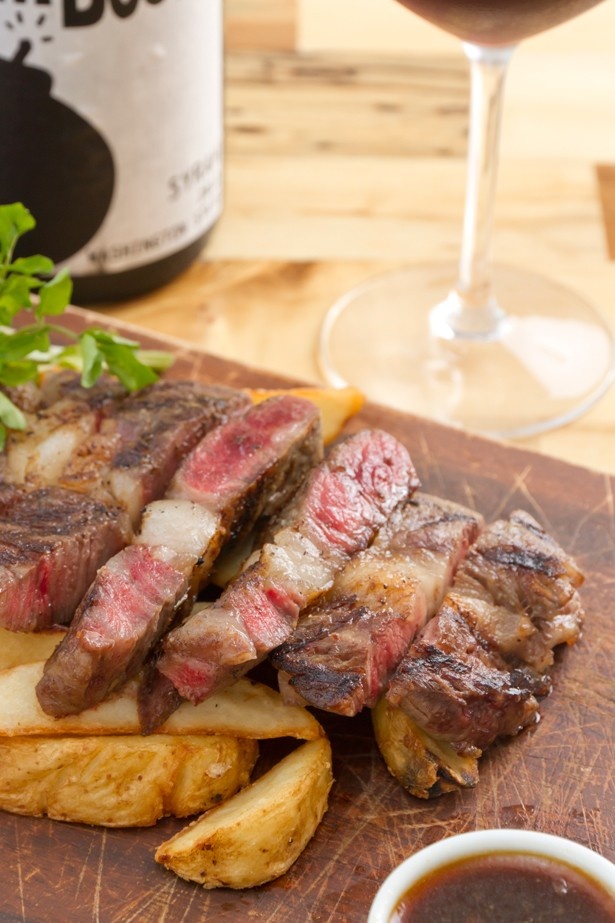 豪快に食らいつきたい大ぶりのステーキ。甘い肉汁があふれ出る