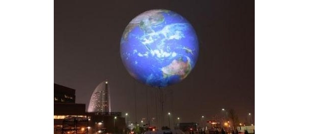 夜空に直径20mの巨大バルーンが浮かぶ「開国博Y150」の風景