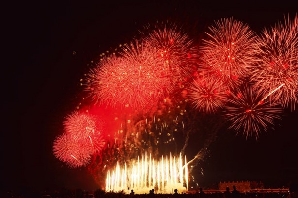 今年のオープニングは17年ぶりに復活した尺玉が豪快に打ち上げられる