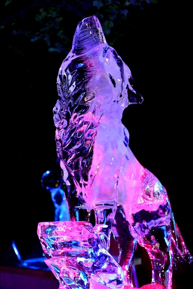 氷像彫刻パフォーマンスは8月13日(木)～15日(土)に開催。氷の柱で動物の彫刻を制作する