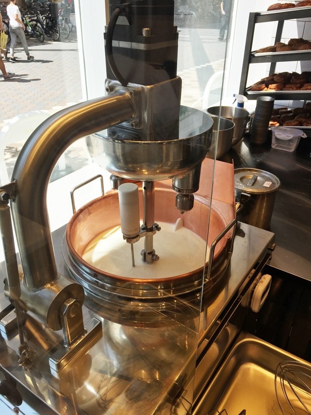 【写真を見る】店内で作られるこだわりのカスタードクリーム