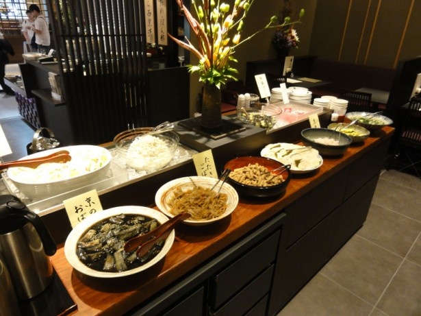 漬け物や野菜などをビュッフェ形式にした​「​京のおまわり​」。お膳を頼むとこちらもついてくる