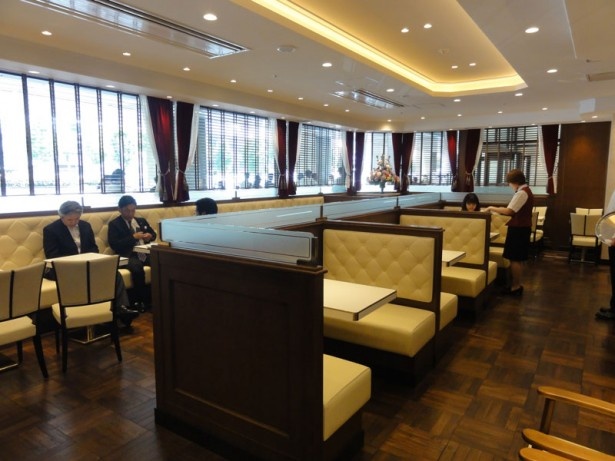「京都の朝はイノダコーヒの香りから」にピッタリな落ち着いた雰囲気の店内。朝からゆっくりくつろげそう