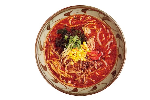 味噌一 高円寺店の「爆発」(870円)。鮮やかな赤いスープは、味噌のこってりした味わいの後、辛味が襲ってくる