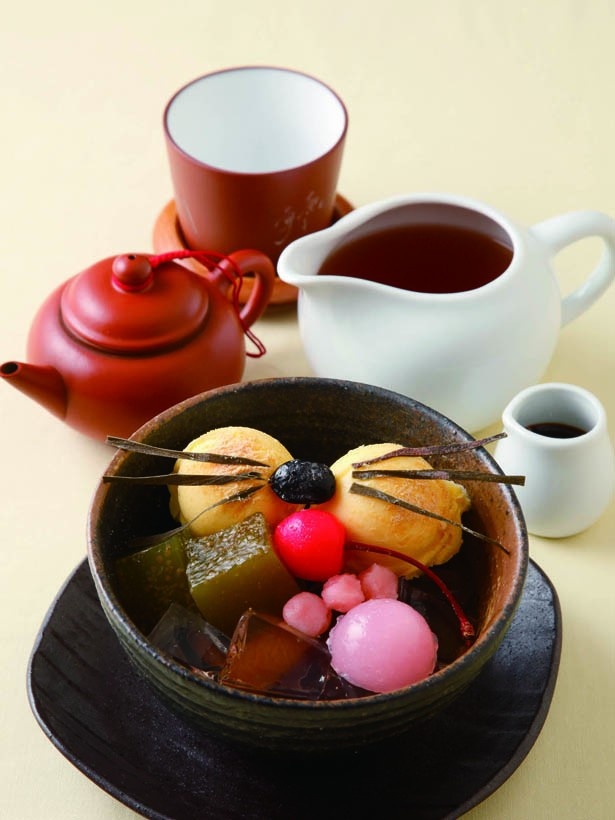 肉球を思わせるぷにぷに食感の水まんじゅう入り。チャイナティーハウス 茶語(4F)の「にゃんみつ」(単品594円、本日の中国茶付き1134円)